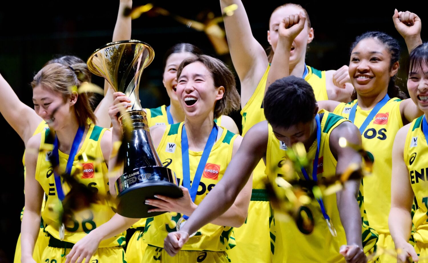 宮崎早織 | ユナイテッドカップ優勝杯を抱き笑顔-永塚和志撮影