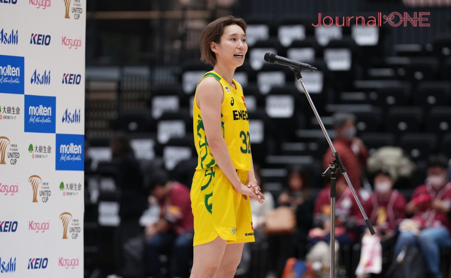 ユナイテッドカップ準々決勝｜ブースターに勝利を報告する宮崎-Journal-ONE撮影