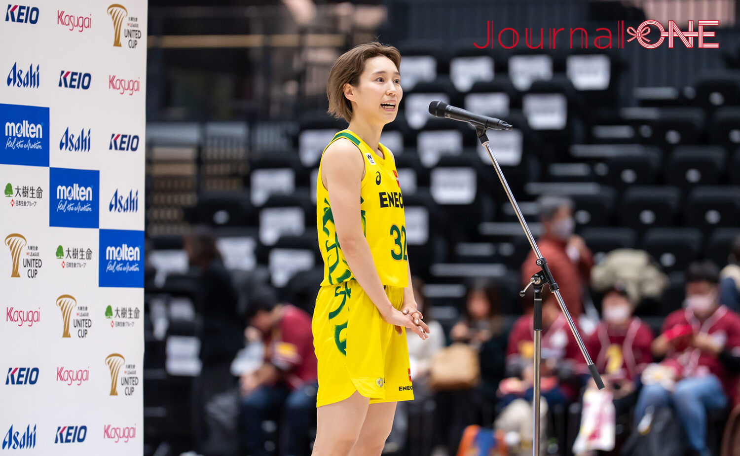 ユナイテッドカップ準々決勝｜ブースターに勝利を報告する宮崎-Journal-ONE撮影