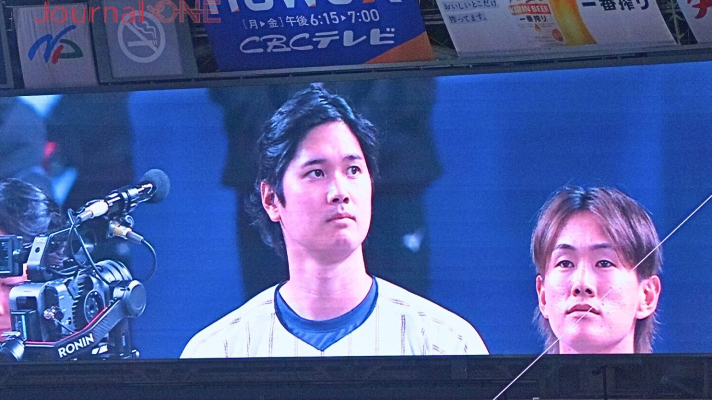 国歌斉唱で国旗を見つめる大谷翔平-Journal-ONE撮影