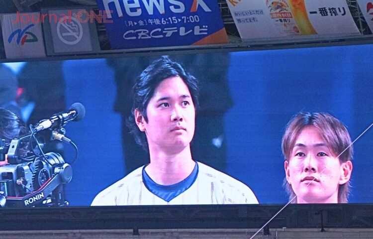 国歌斉唱で国旗を見つめる大谷翔平-Journal-ONE撮影