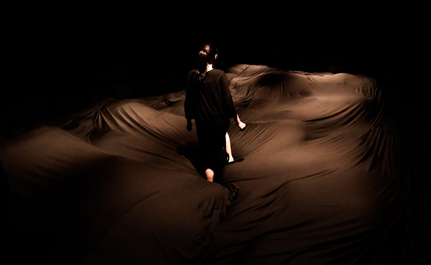 チームラボプラネッツ やわらかいブラックホール - あなたの身体は空間であり、空間は他者の身体である