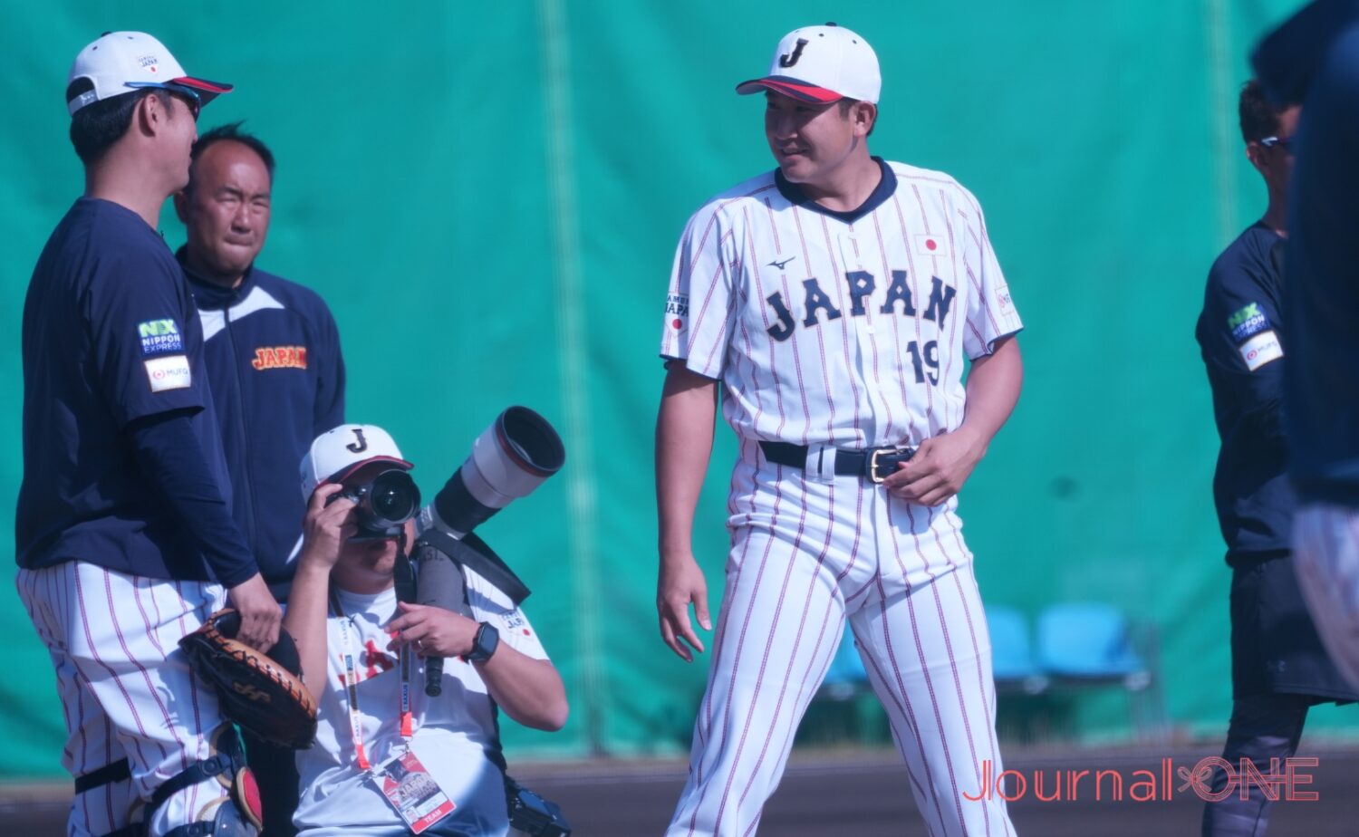 縦縞に袖を通し、坂元と談笑する菅野-Journal-ONE撮影