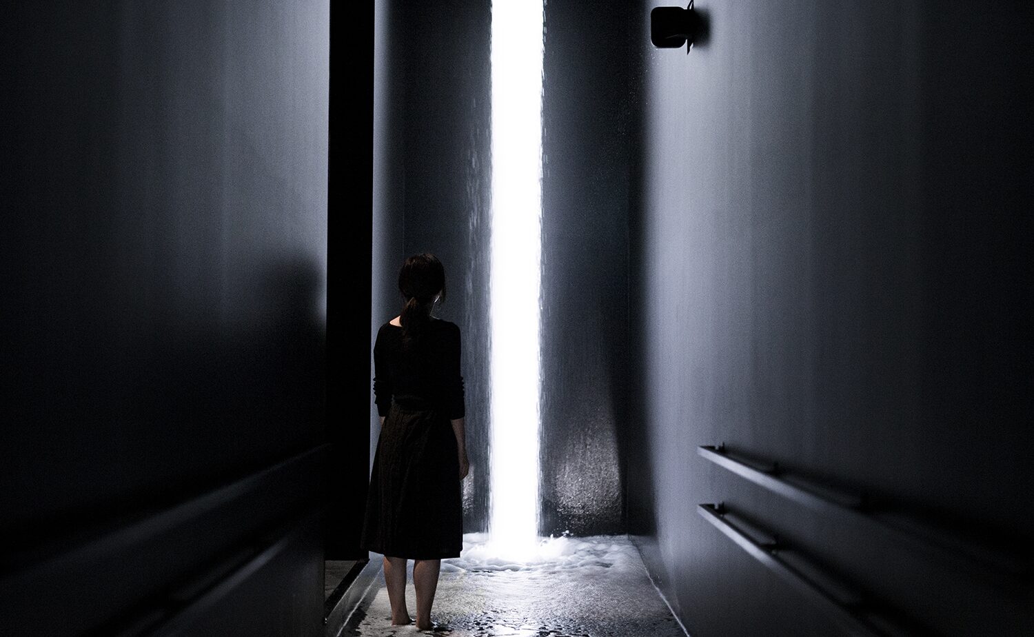 坂の上にある光の滝