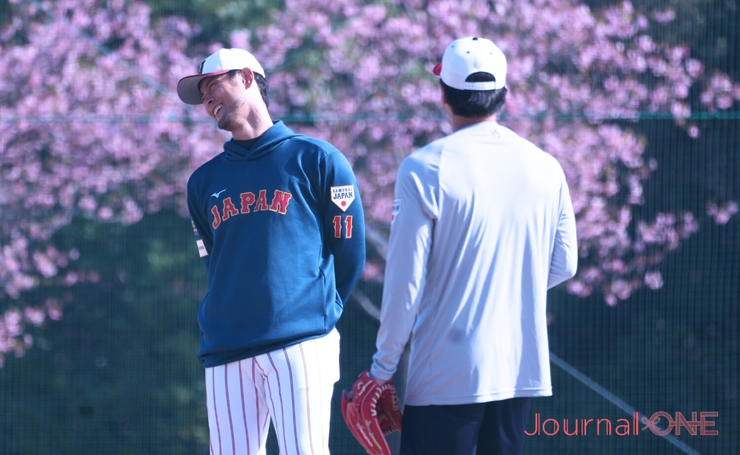 サポートメンバー 大勢（巨人）と談笑するダルビッシュ-Journal-ONE撮影