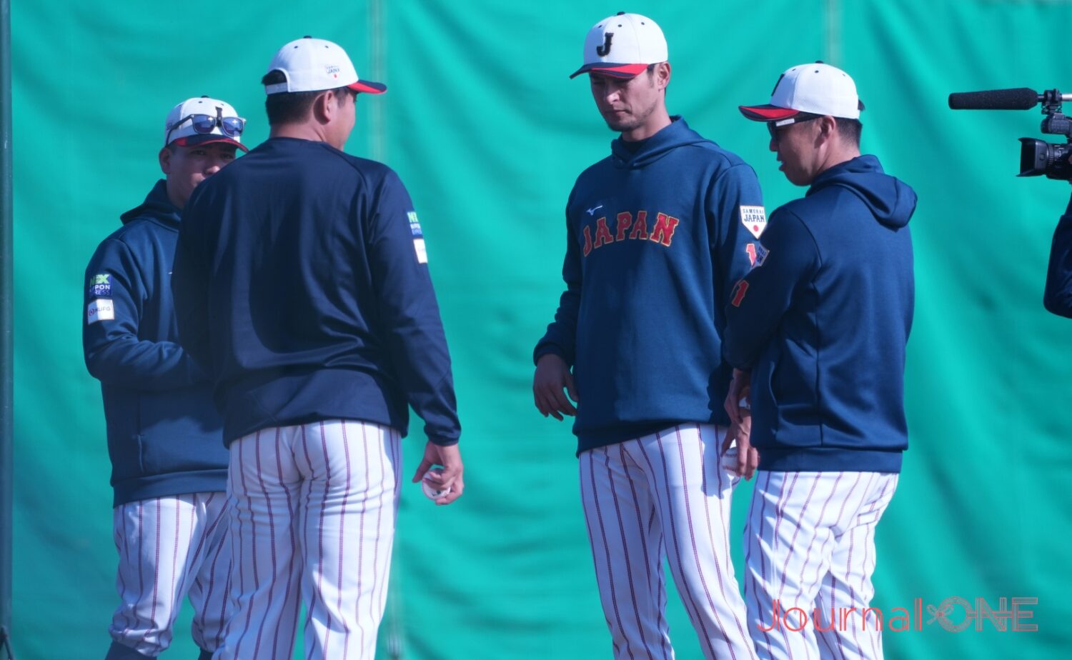 侍ジャパン アップ前に会話するダルビッシュと菅野-Journal-ONE撮影