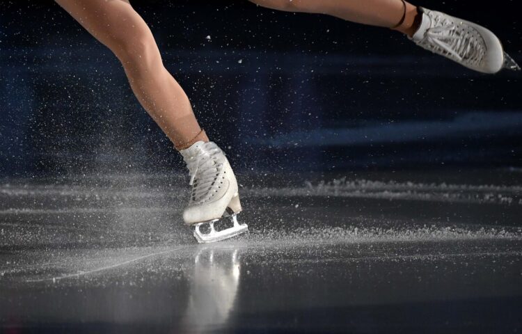 2026年冬季オリンピック 注目選手が氷を切り裂く瞬間。ミラノ大会の激しさを象徴するフィギュアスケートの足元。