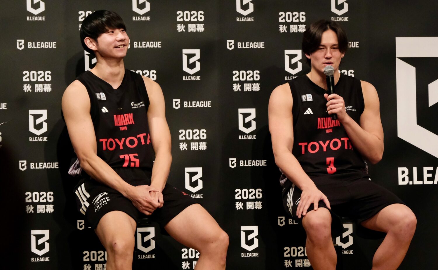 Bプレミア 17日の会見に登壇したアルバルク東京の小酒部泰暉（左）とテーブス海