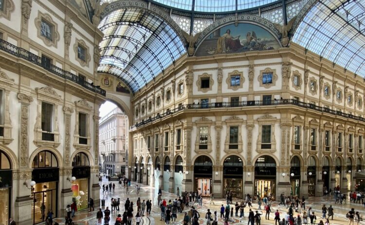 2026年ミラノ・コルティナ冬季五輪が閉幕し、日本代表が帰国。熱狂の舞台となったミラノのガッレリアの風景と、史上最多24個のメダルを獲得した選手たちの軌跡を振り返る総括記事のイメージ。