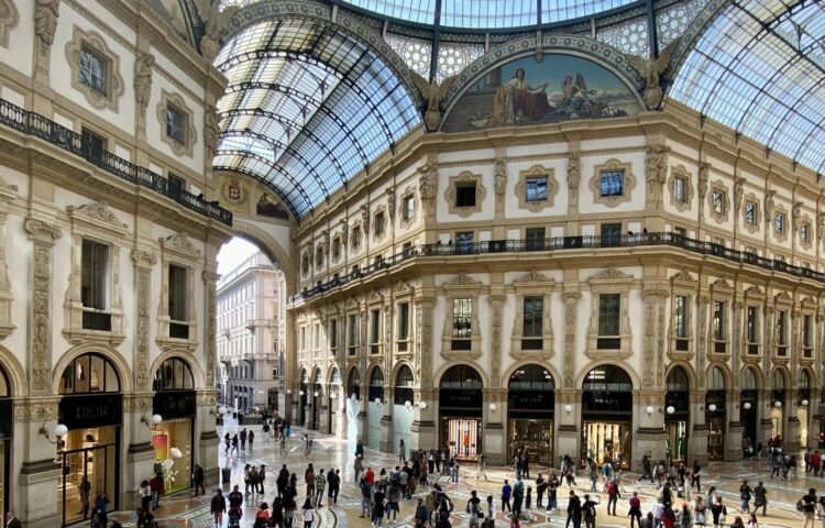 2026年ミラノ・コルティナ冬季五輪が閉幕し、日本代表が帰国。熱狂の舞台となったミラノのガッレリアの風景と、史上最多24個のメダルを獲得した選手たちの軌跡を振り返る総括記事のイメージ。