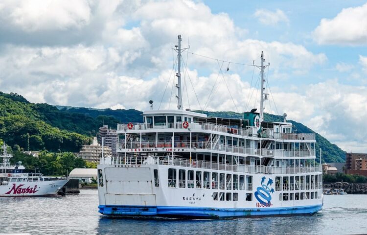 青空の下、錦江湾を進む桜島フェリーの雄姿