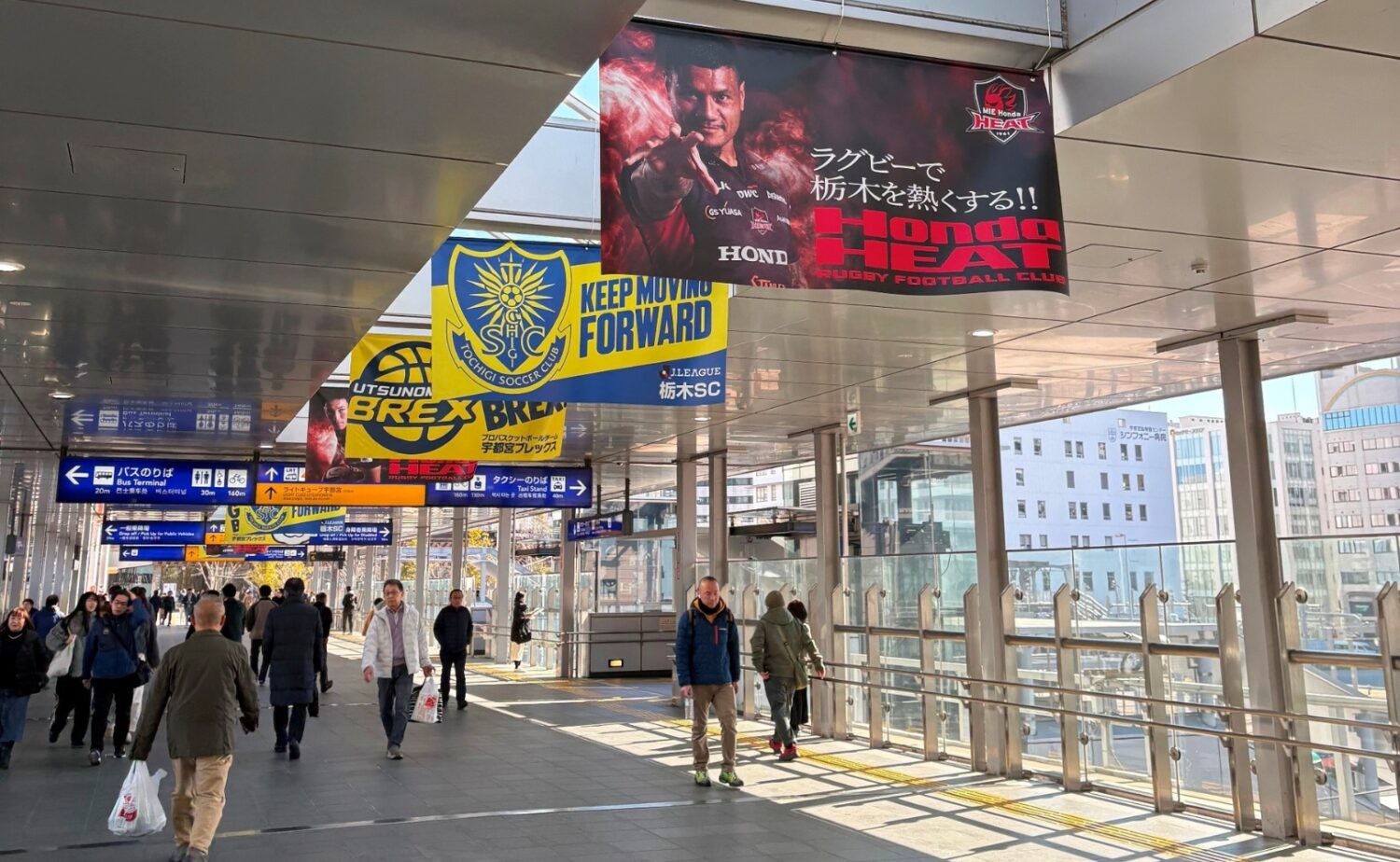 宇都宮駅のライトレールに向かうペデストリアンデッキ-斉藤健仁撮影