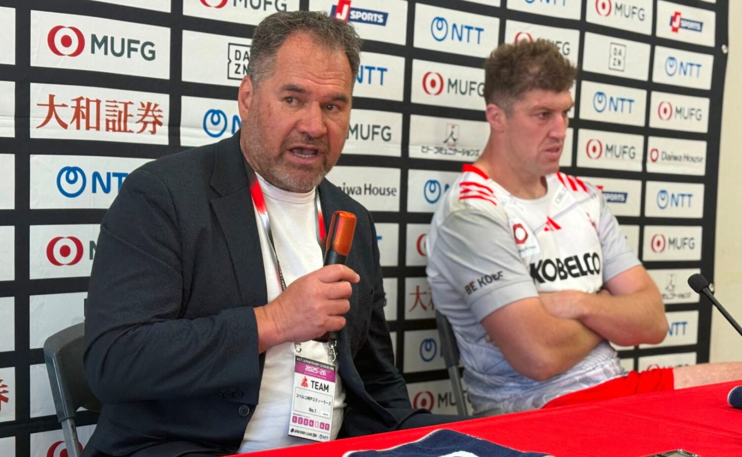 リーグワン初優勝を狙うコベルコ神戸スティーラーズ、デイブ・レニーHC（左）とブロディ・レタリック主将