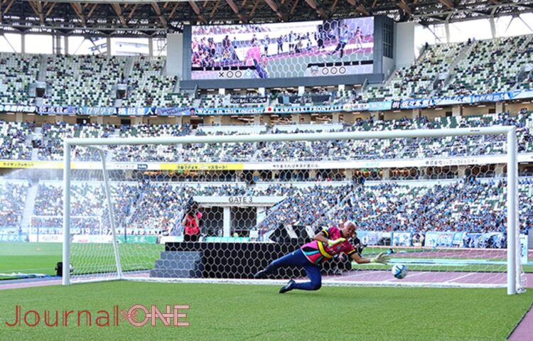 2026 W杯 展望の舞台となる、美しく整備されたサッカースタジアムのピッチと観客席のイメージ