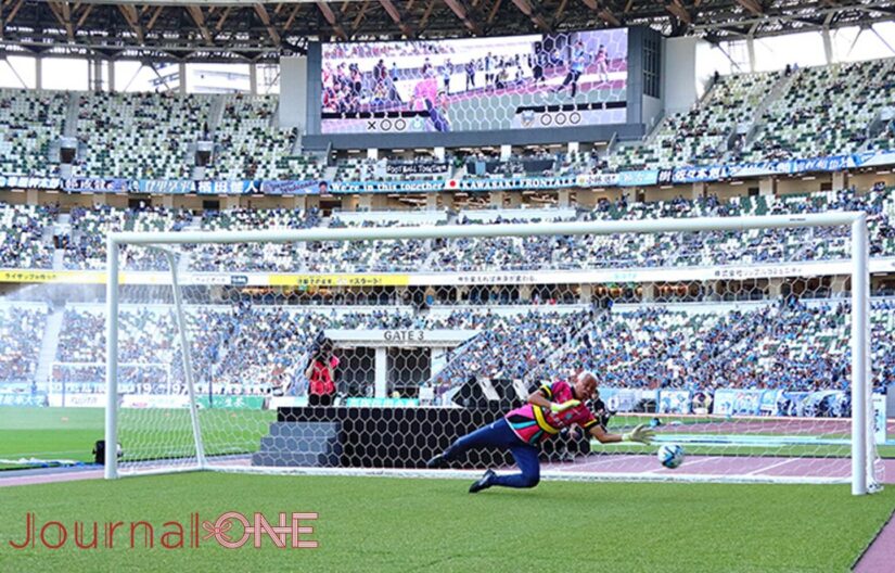 2026 W杯 展望の舞台となる、美しく整備されたサッカースタジアムのピッチと観客席のイメージ