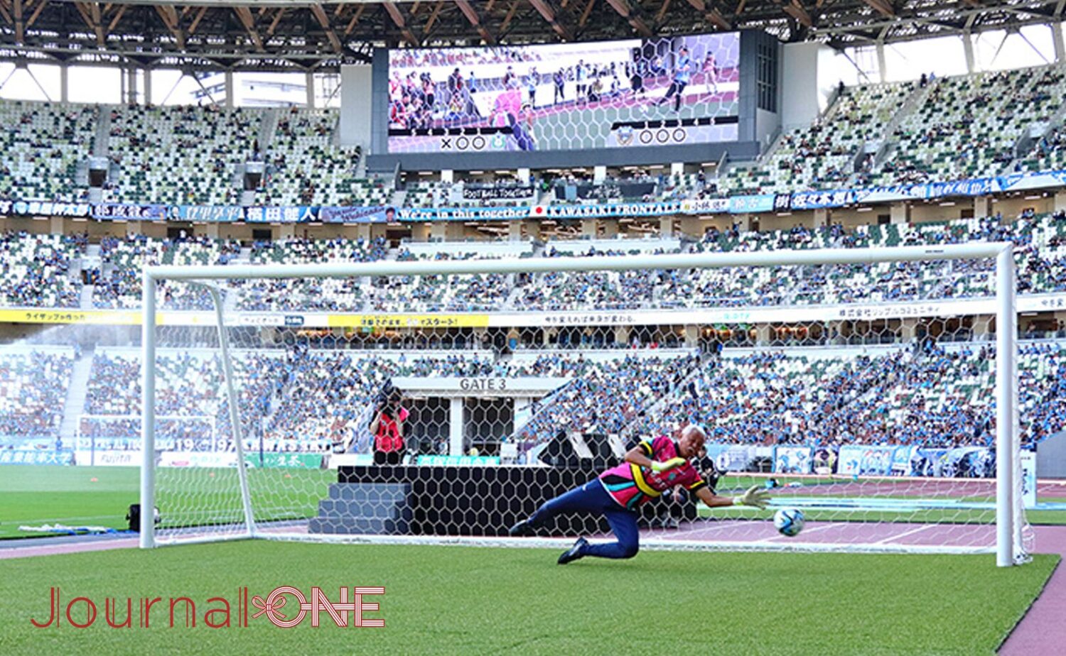 2026 W杯 展望の舞台となる、美しく整備されたサッカースタジアムのピッチと観客席のイメージ