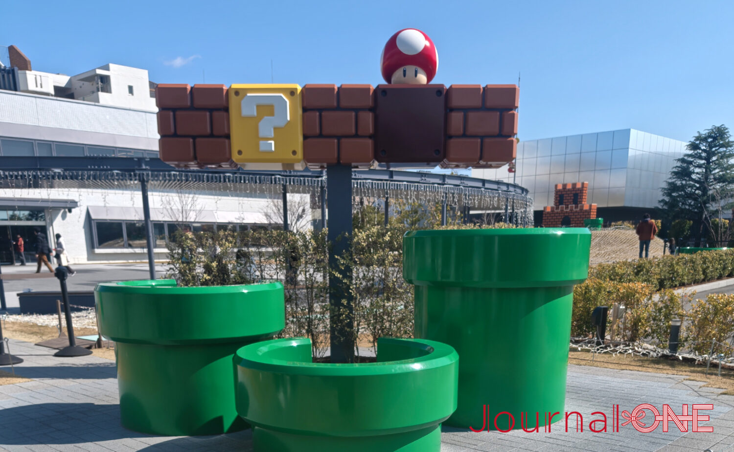 ニンテンドーミュージアムの屋外エリアにある、マリオシリーズの土管とハテナブロックのモニュメント‐Journal-ONE撮影
