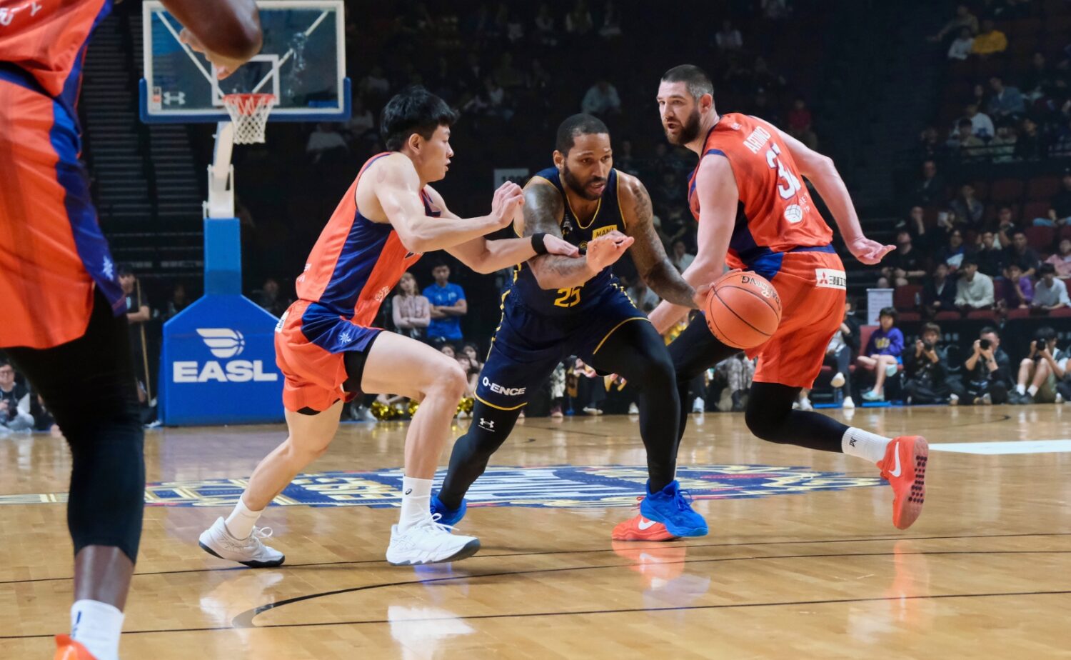 EASL決勝で奮闘するDJ・ニュービル‐永瀬和志撮影