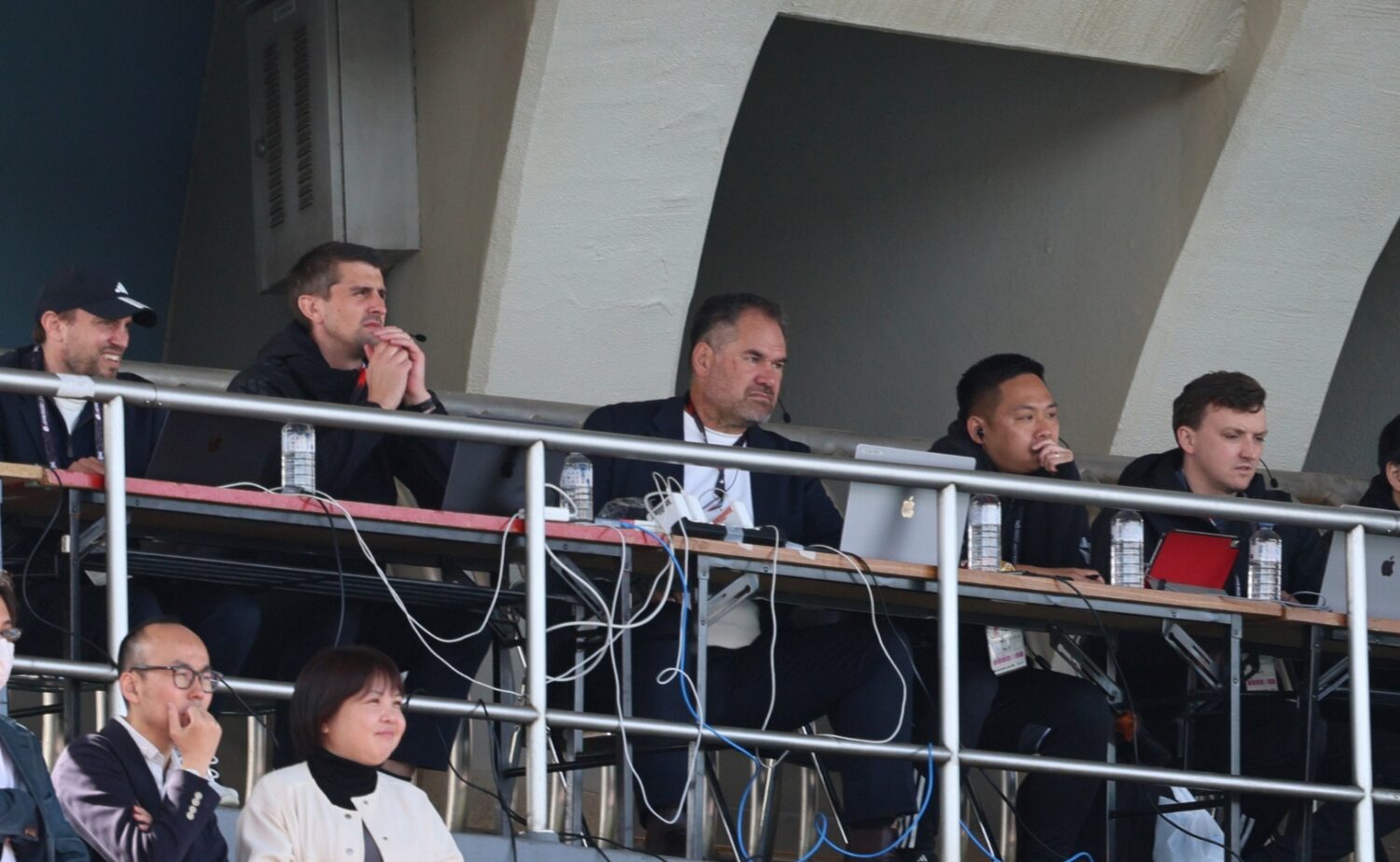 戦況を見つめる神戸のコーチングスタッフ‐斉藤健仁撮影