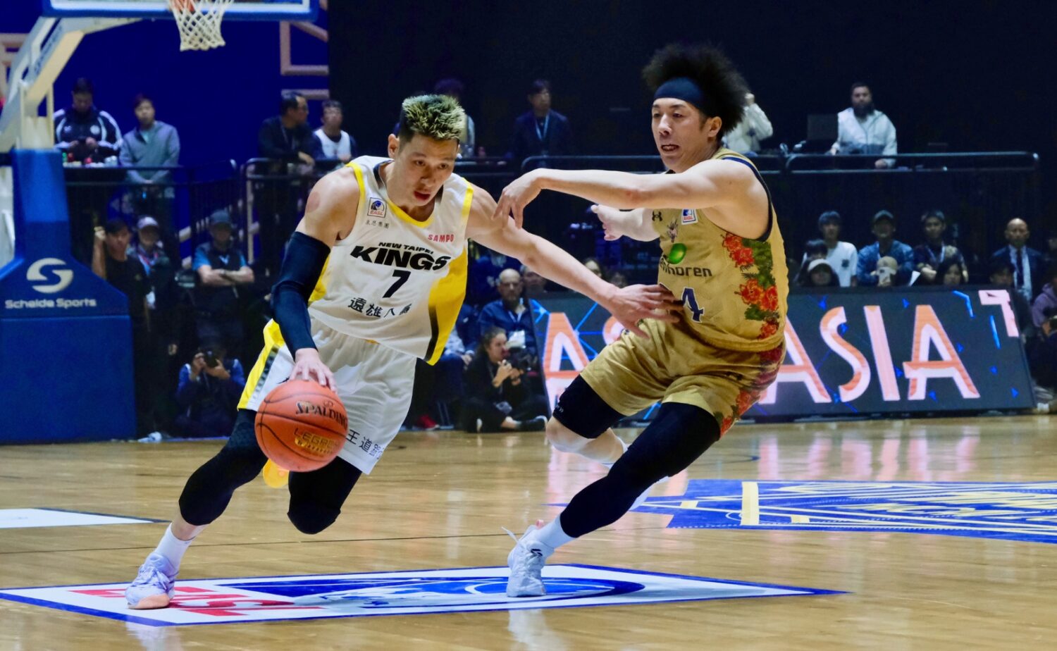 2024-25 EASL Final 4で元NBAでニュータイペイ・キングスのスター、ジェレミー・リンを守る琉球ゴールデンキングスの小野寺祥太