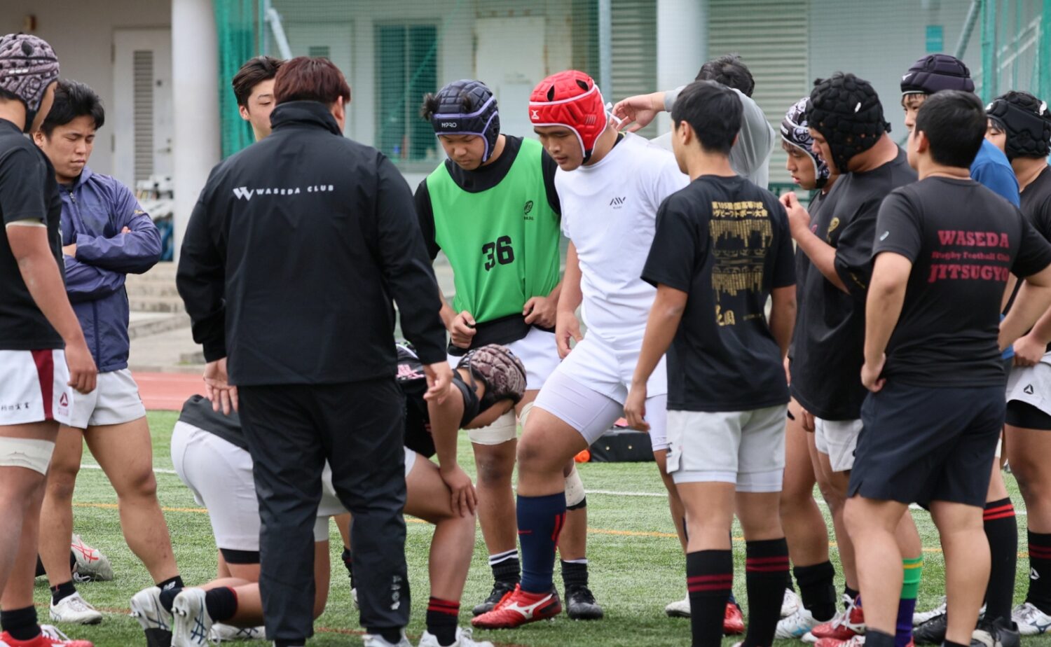 スクラム練習を行うFW陣。この日はワセダクラブから石井裕大コーチが派遣されていた