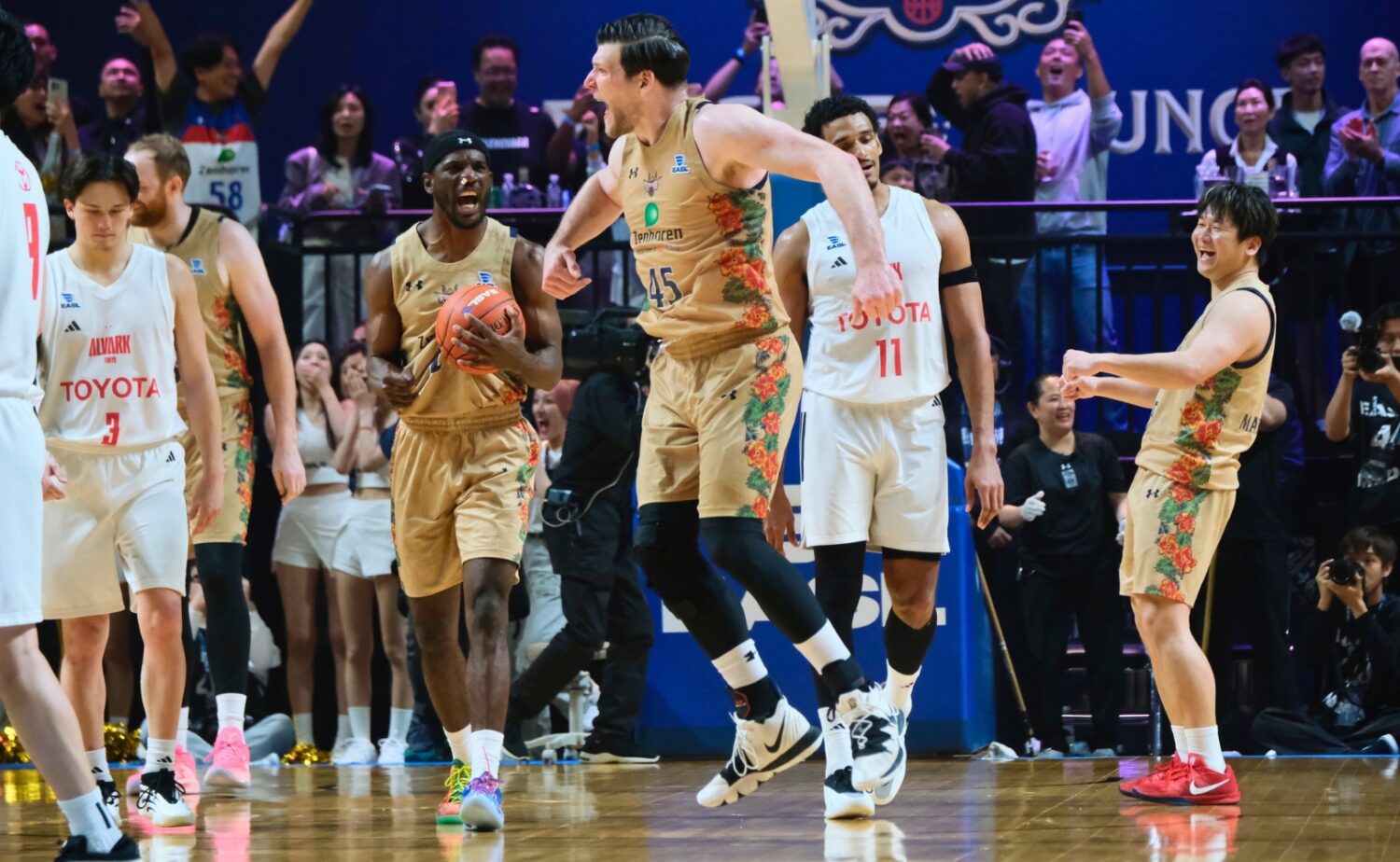 3位決定戦終了後　喜ぶ琉球ゴールデンキングス、ジャック・クーリー‐永塚和志撮影