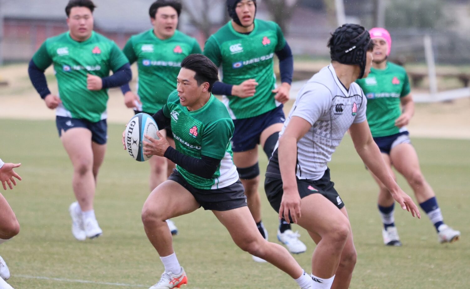 U19、高校日本代表を経験し、昨年は1年生ながら黒黄ジャージーの10番を背負った小林（慶應義塾大学1年）‐斉藤健仁撮影