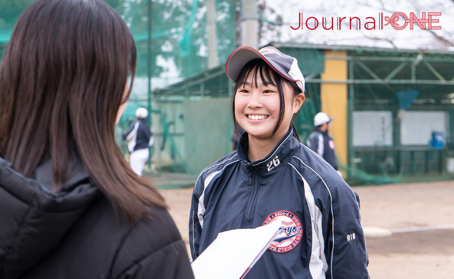 女子高校野球の神戸弘陵 インタビューに応じる福田稟選手-Journal-ONE撮影