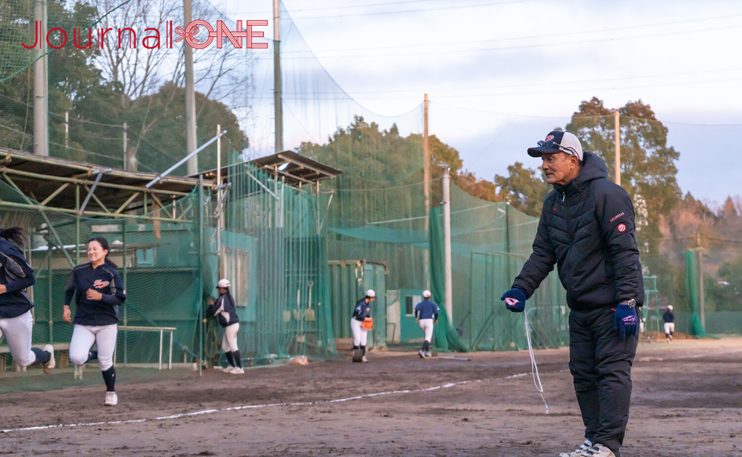 ストップウォッチを持ちベーランのタイムを計る石原監督-Journal-ONE撮影