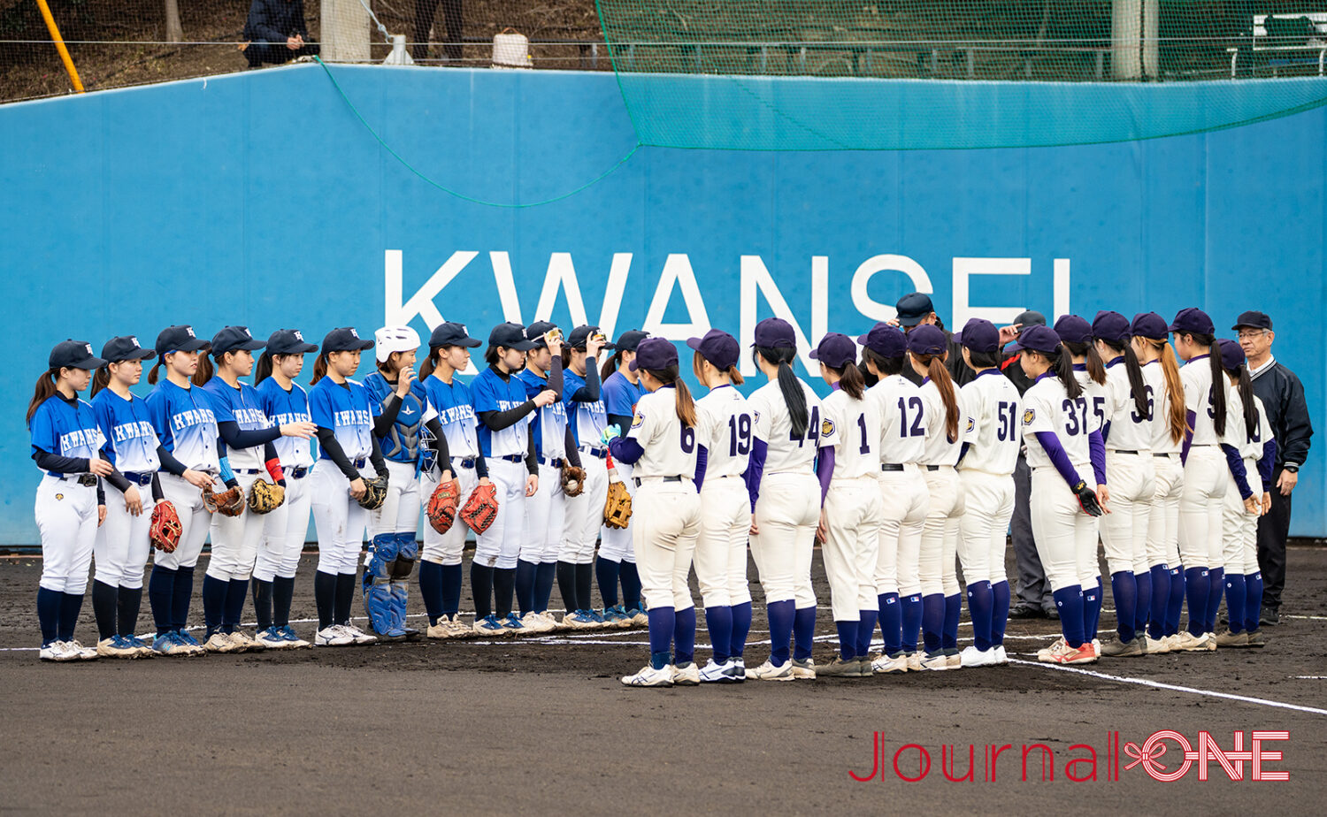 女子野球の明関戦 校歌斉唱後に挨拶に並ぶ両チーム-Journal-ONE撮影