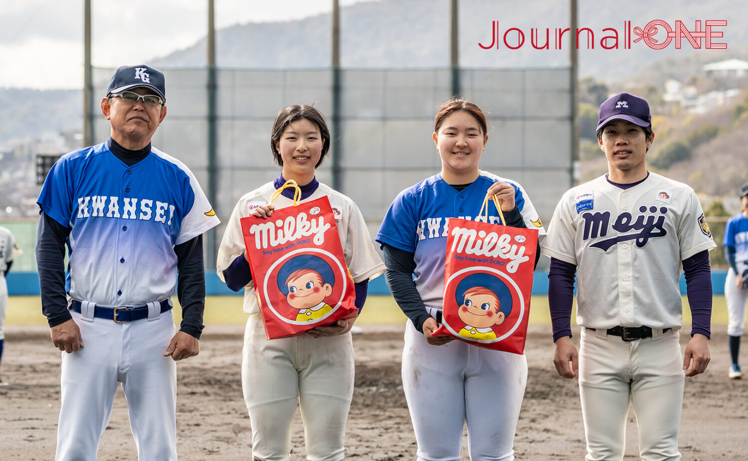 女子野球の明関戦でMVPに選ばれた野口選手（明大）と斧本選手（関学大）-Journal-ONE撮影