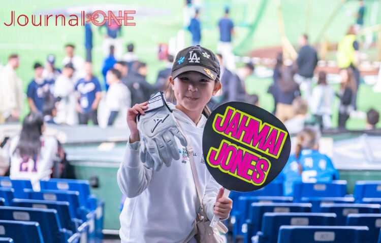 WBC韓国代表のジャマイ・ジョーンズから手袋をもらった小学生-Journal-ONE撮影