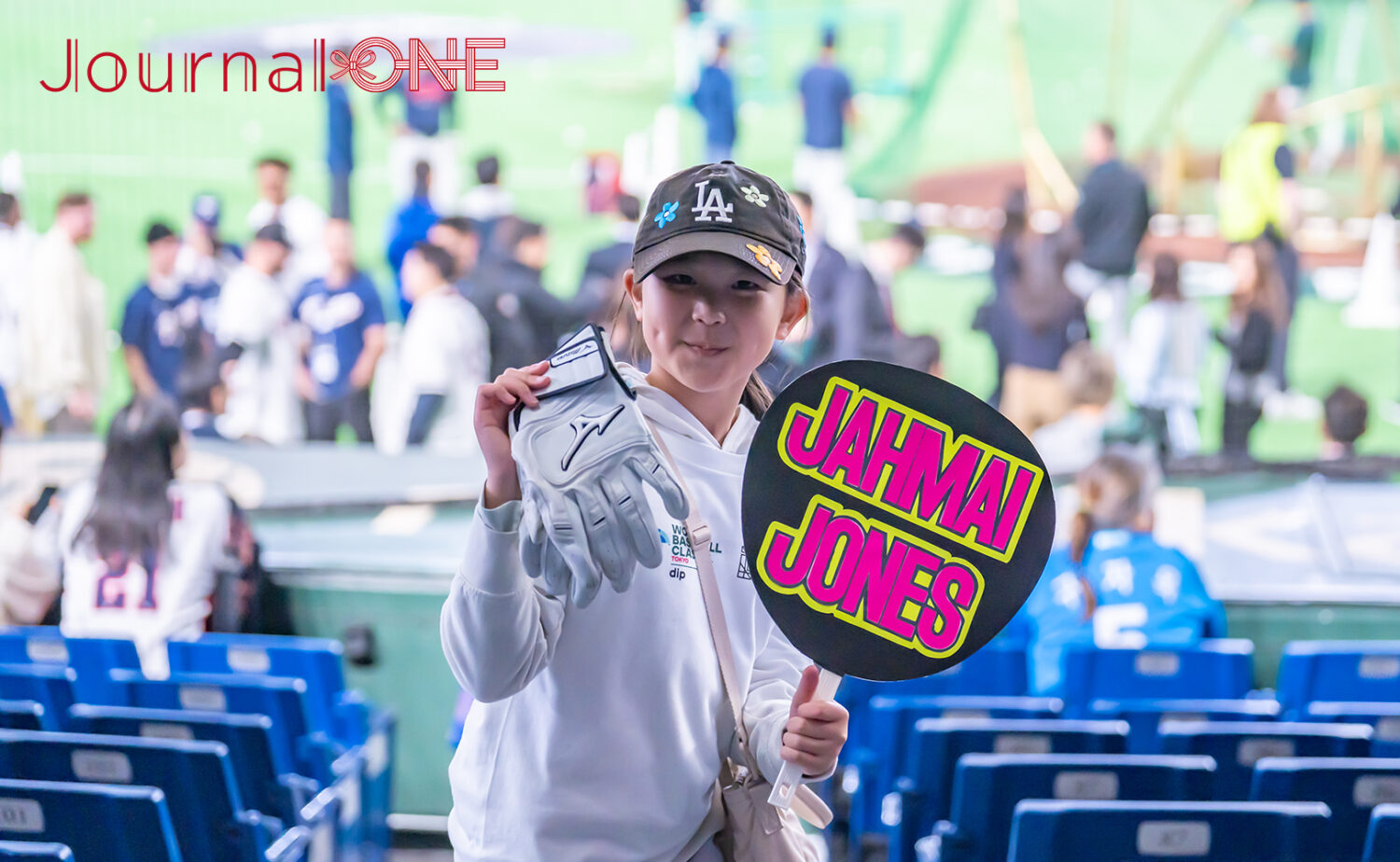 WBC韓国代表のジャマイ・ジョーンズから手袋をもらった小学生-Journal-ONE撮影