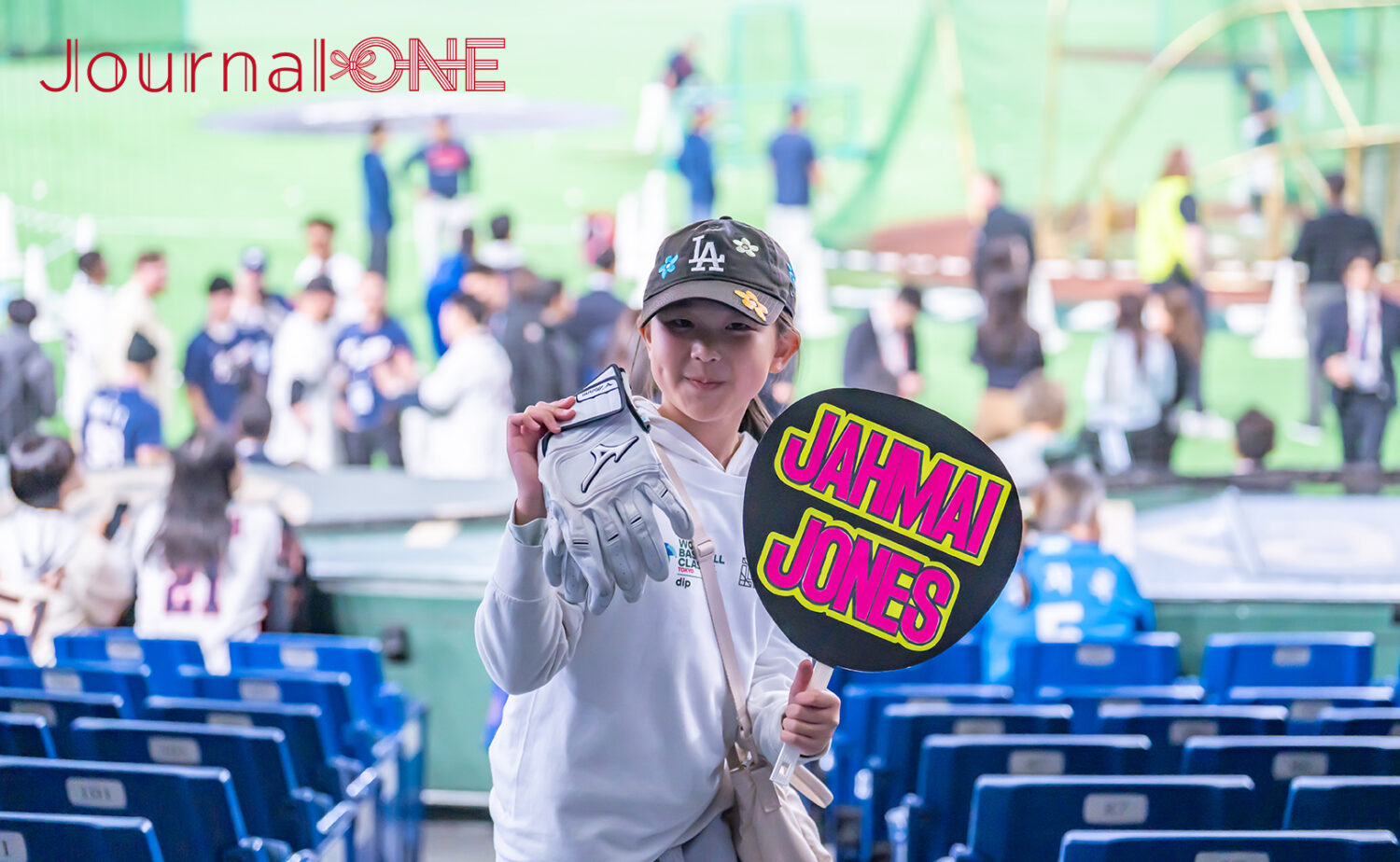 WBC韓国代表のジャマイ・ジョーンズから手袋をもらった小学生-Journal-ONE撮影