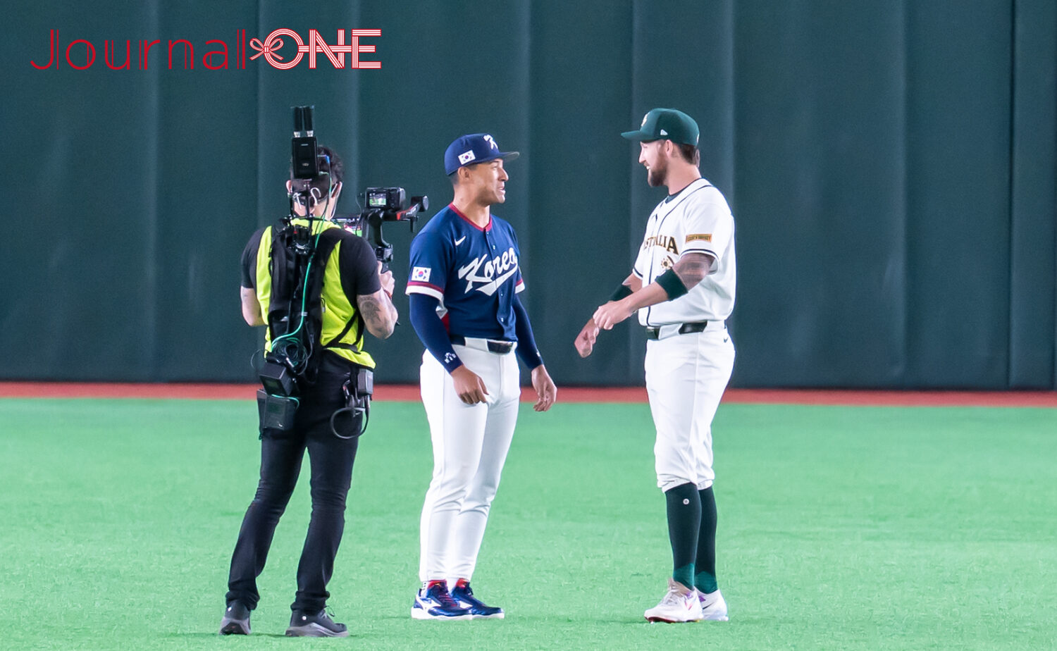 WBCの試合前にホワイトフィールドと話すジョーンズ‐Journal-ONE撮影