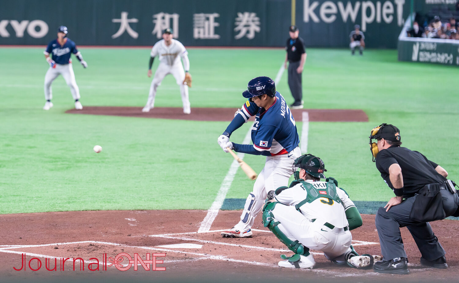韓国-豪州戦 先制の2点本塁打を放つムン・ボギョン 문보경-Journal-ONE撮影