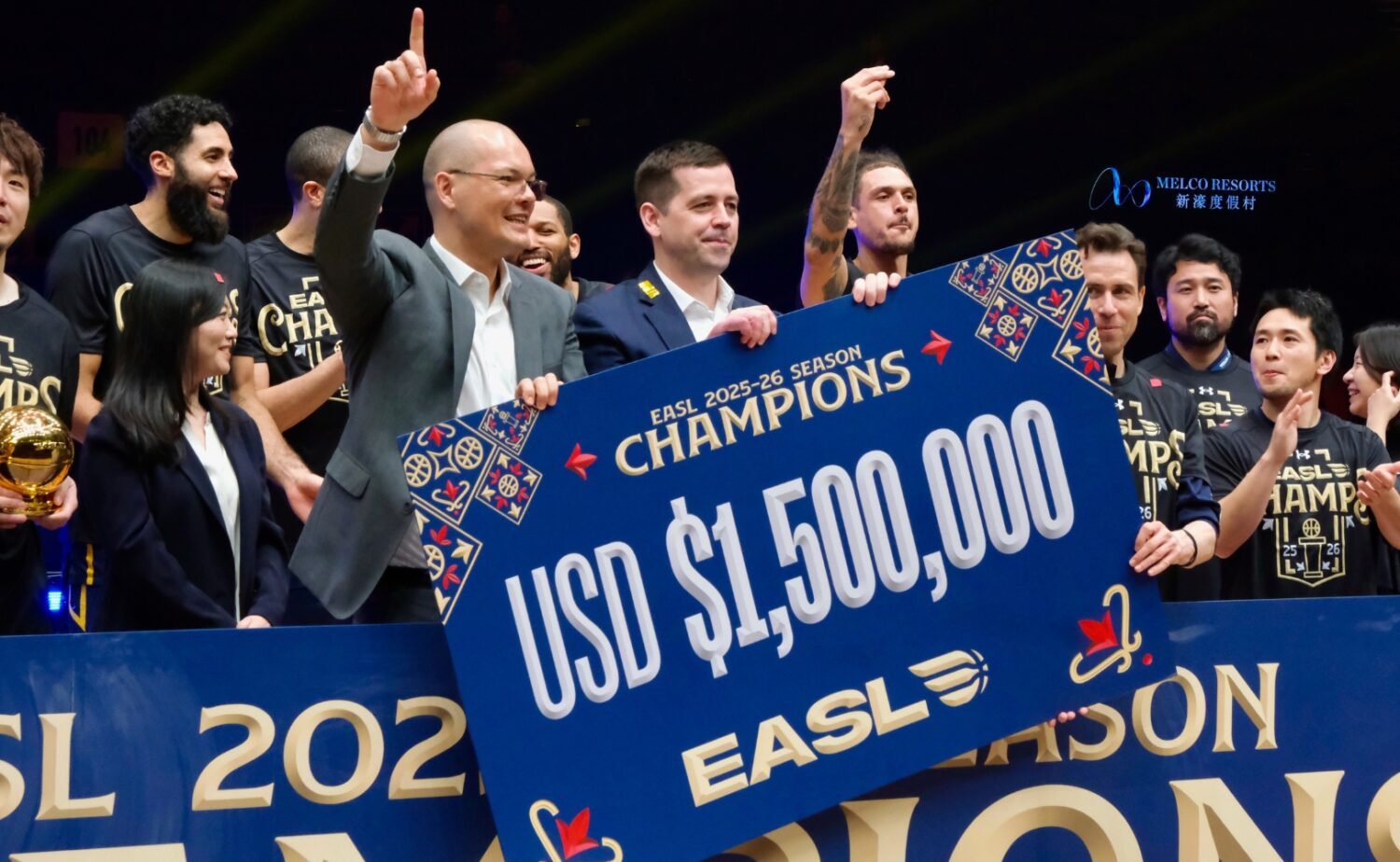 優勝賞金を掲げて喜ぶ宇都宮ブレックス‐永塚和志撮影