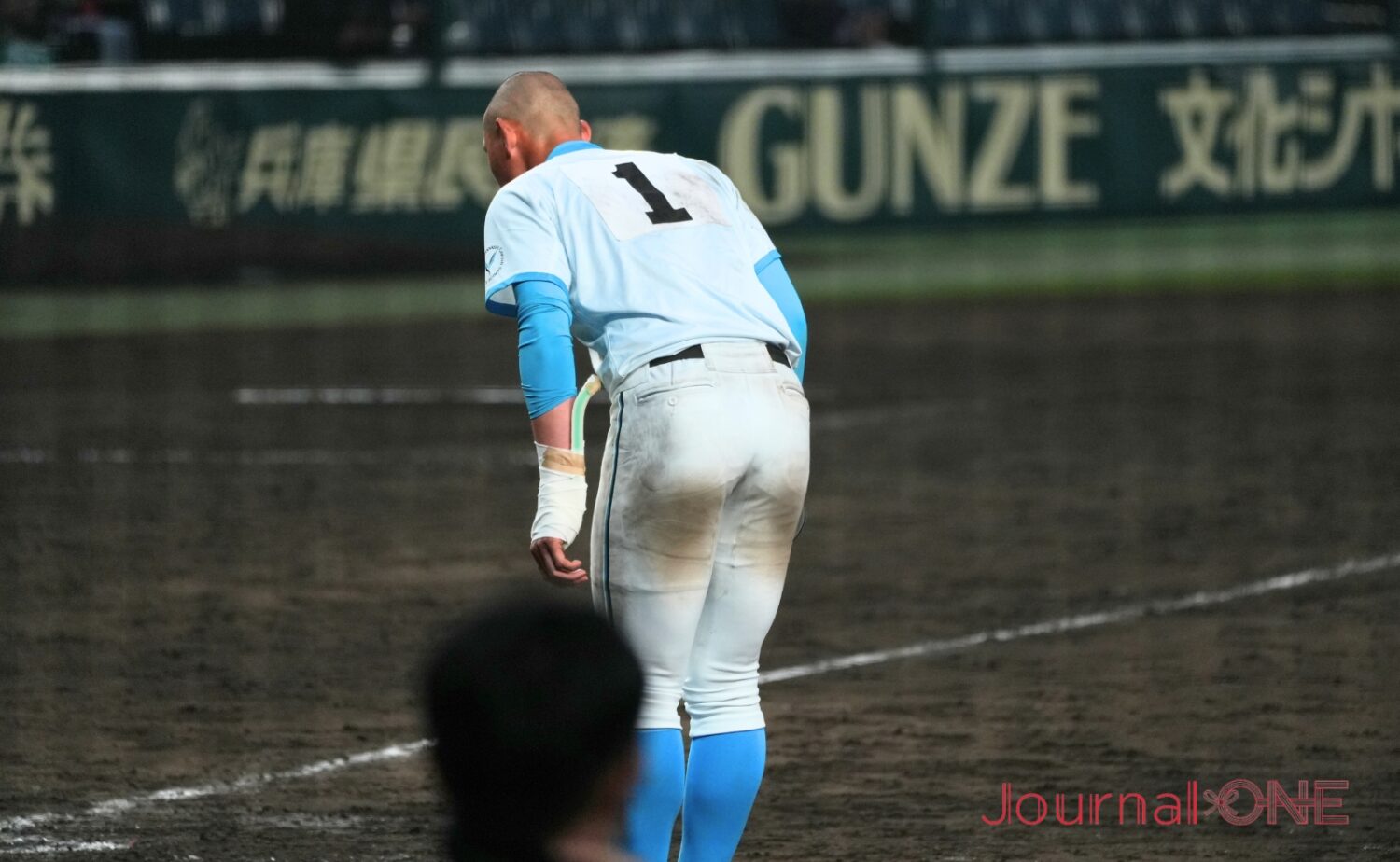 菰田選手は校歌斉唱後に相手ベンチに一礼-Journal-ONE撮影