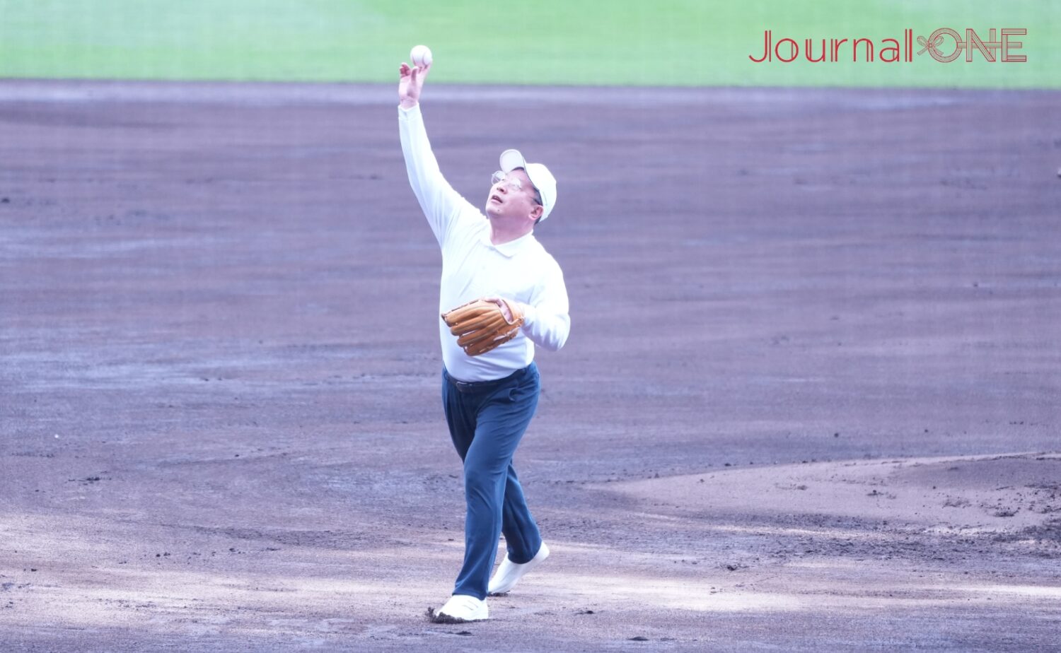 センバツ開会式で選手を鼓舞し始球式をする河合純一スポーツ庁長官-Journal-ONE撮影