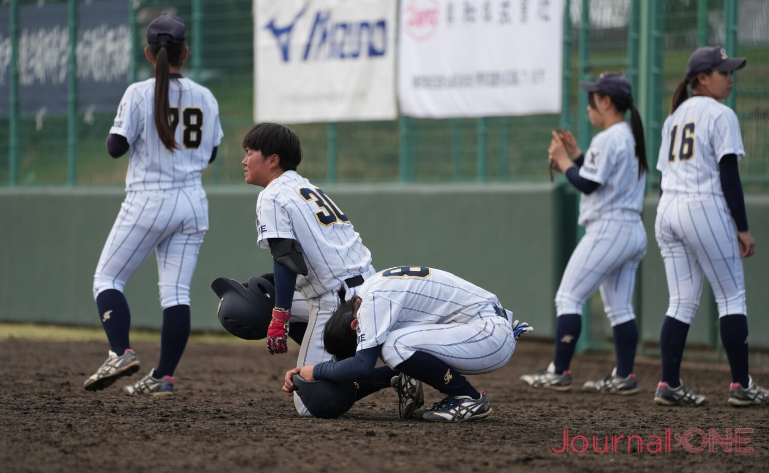 敗戦後、グラウンドにうずくまり涙する選手たち-Journal-ONE撮影