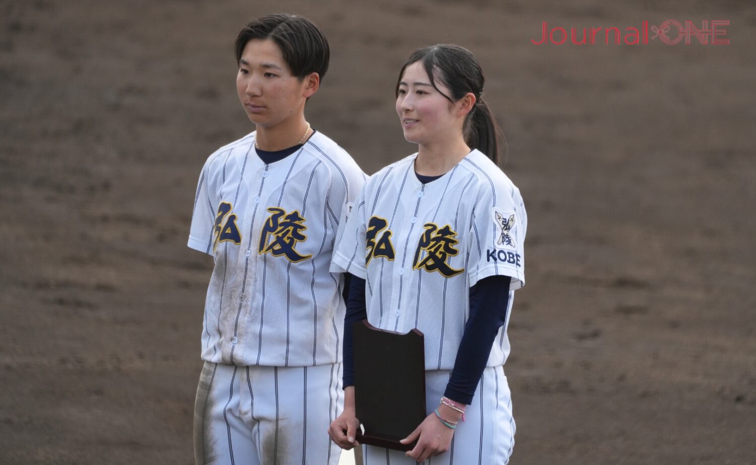 3位入賞の表彰を受ける山戸主将(右)、西垣副主将-Journal-ONE撮影