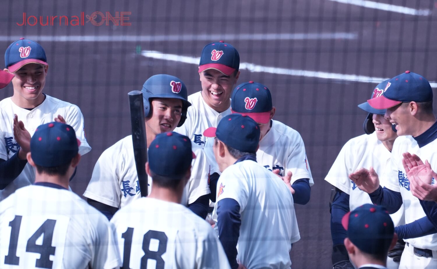試合前に笑顔を見せる長崎西の宗田監督と選手たち-Journal-ONE撮影