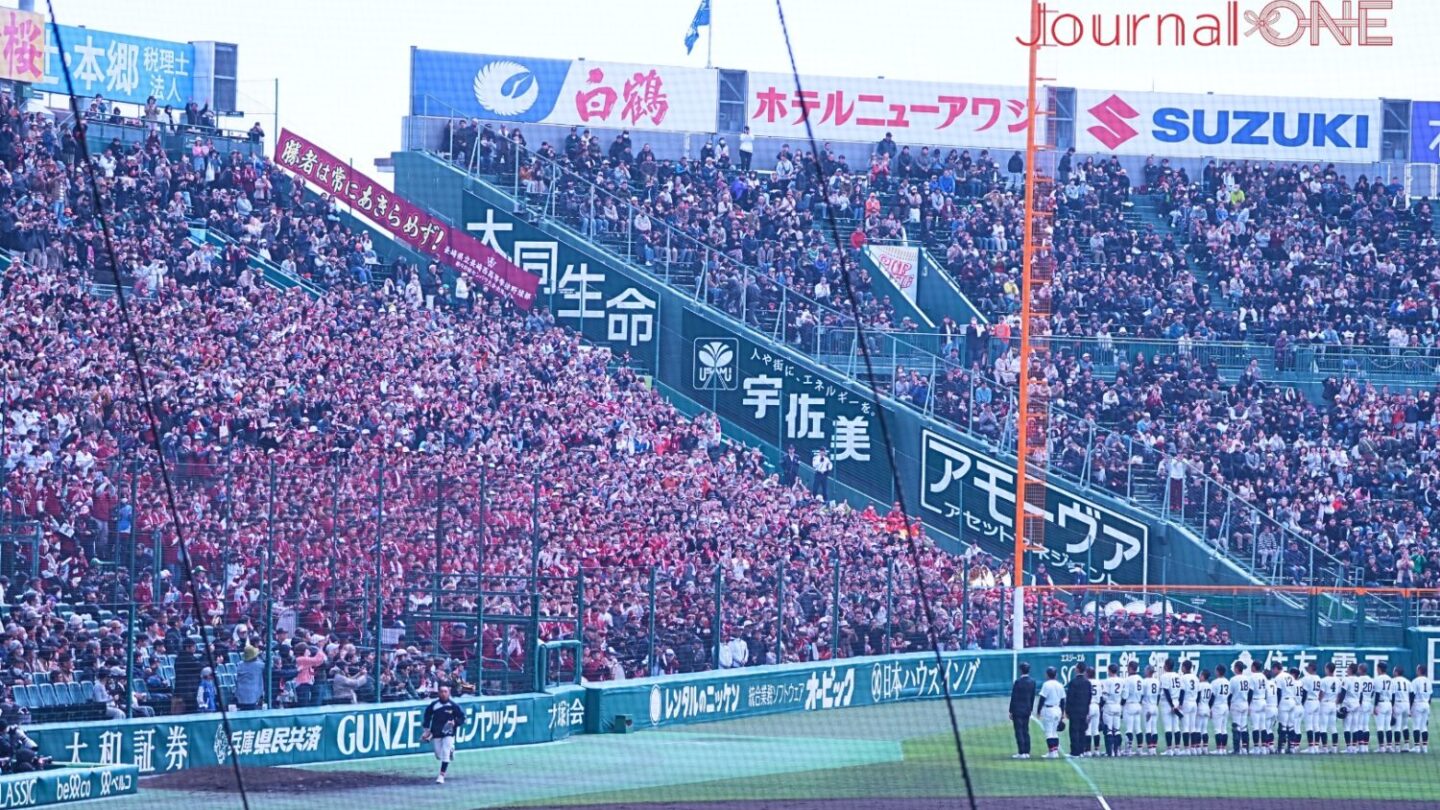 長崎西の大応援団に挨拶する選手たち-Journal-ONE撮影