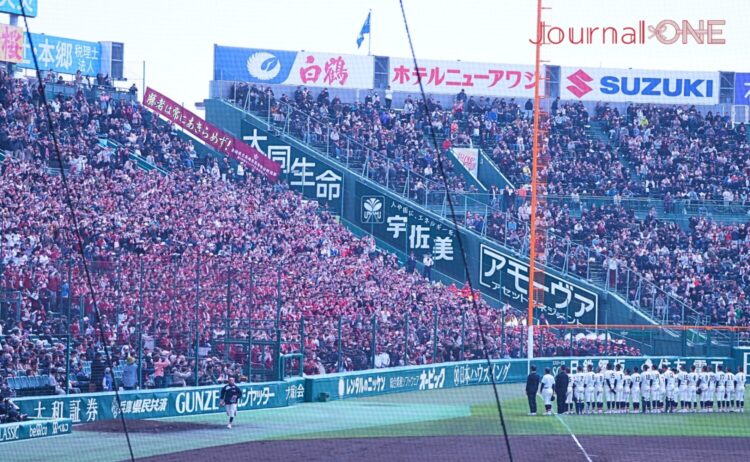 長崎西の大応援団に挨拶する選手たち-Journal-ONE撮影