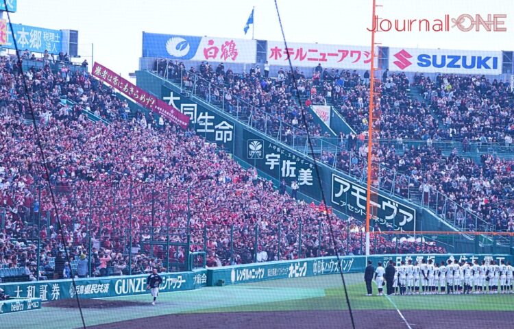 長崎西の大応援団に挨拶する選手たち-Journal-ONE撮影