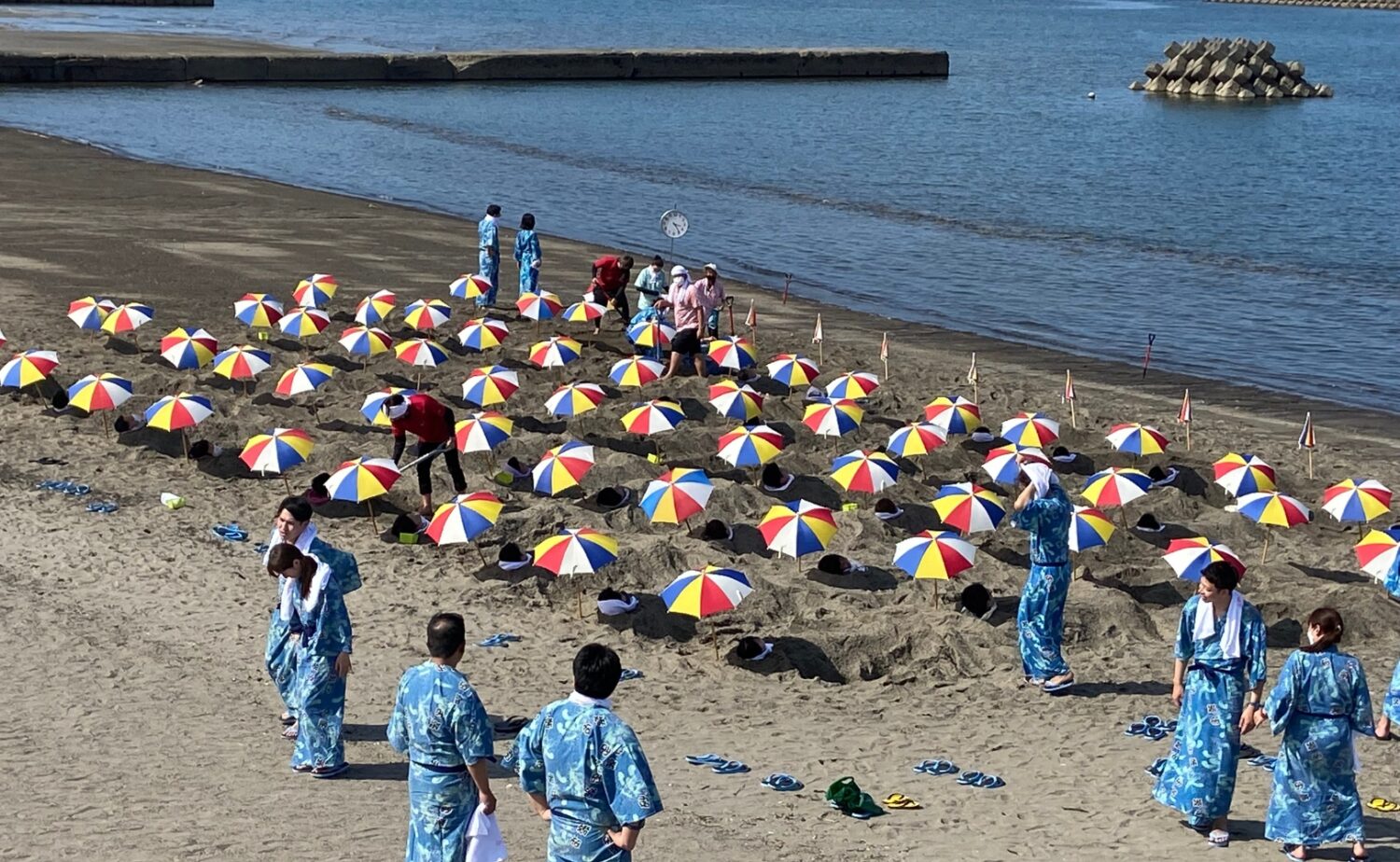 指宿の海岸で砂むし風呂に入る