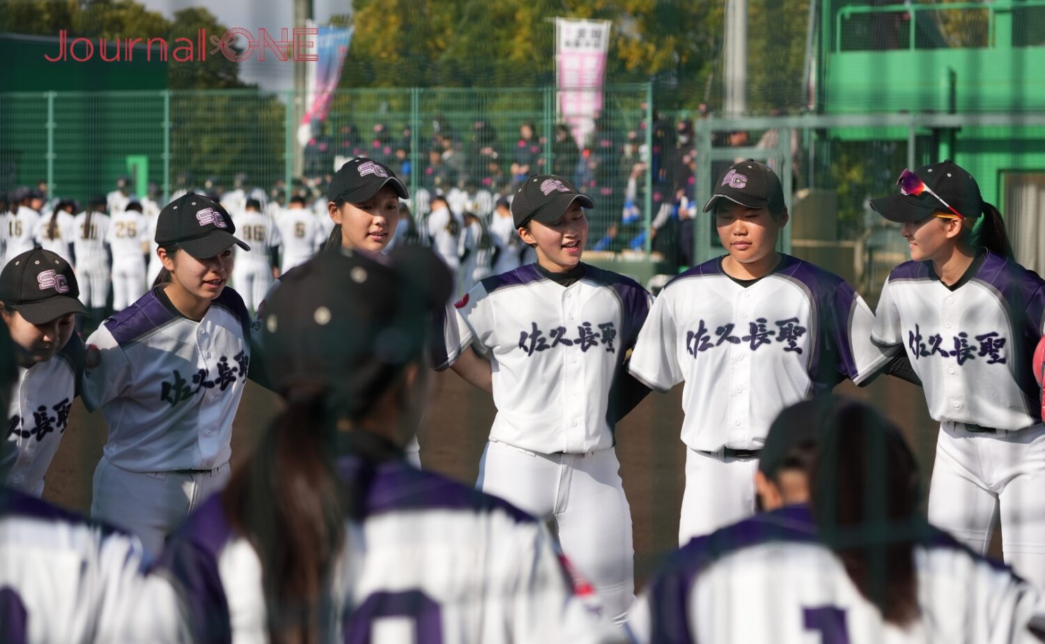 準決勝前に円陣を組む佐久長聖ナイン-Journal-ONE撮影