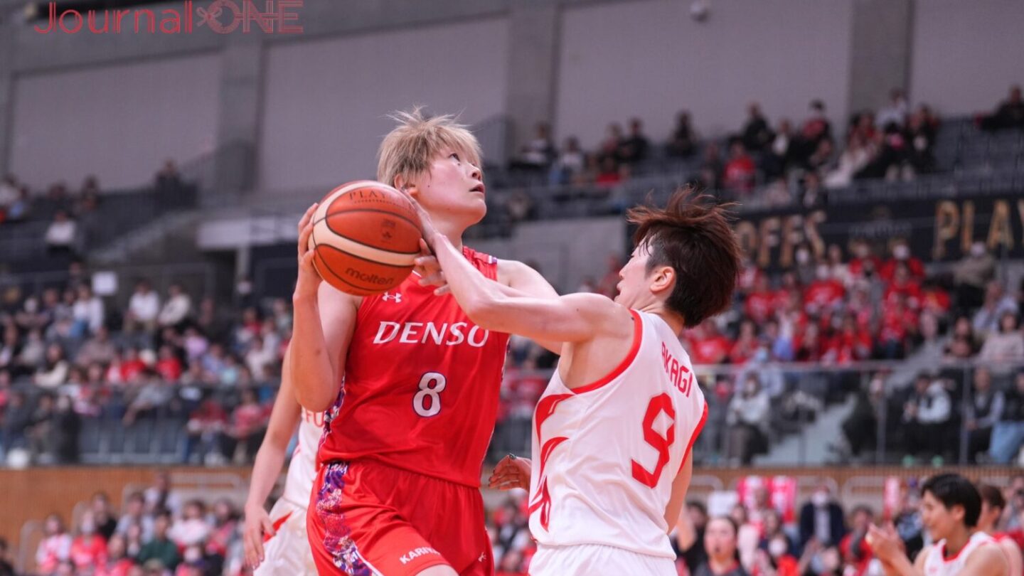 Wリーグ セミファイナル第3戦 髙田（デンソー）と赤城（富士通）の攻防-Journal-ONE撮影