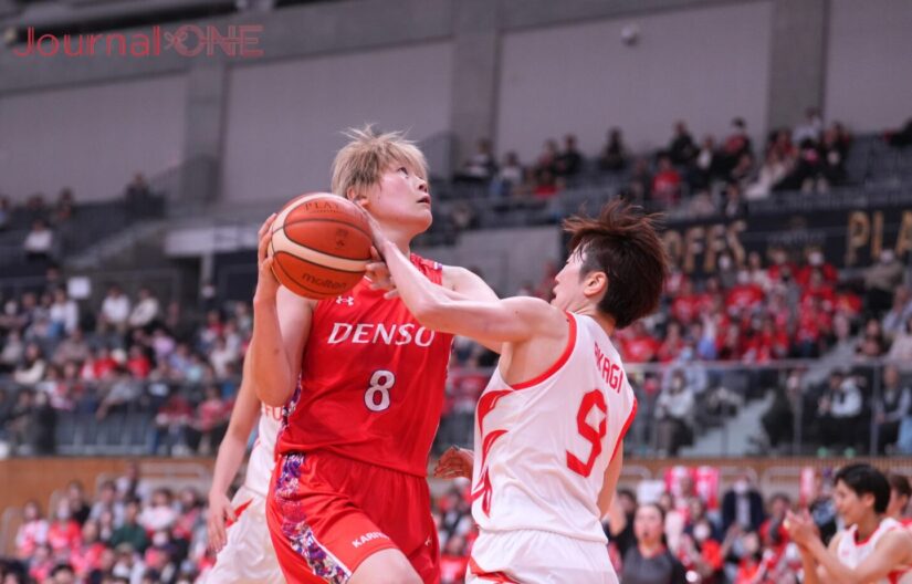 Wリーグ セミファイナル第3戦 髙田（デンソー）と赤城（富士通）の攻防-Journal-ONE撮影