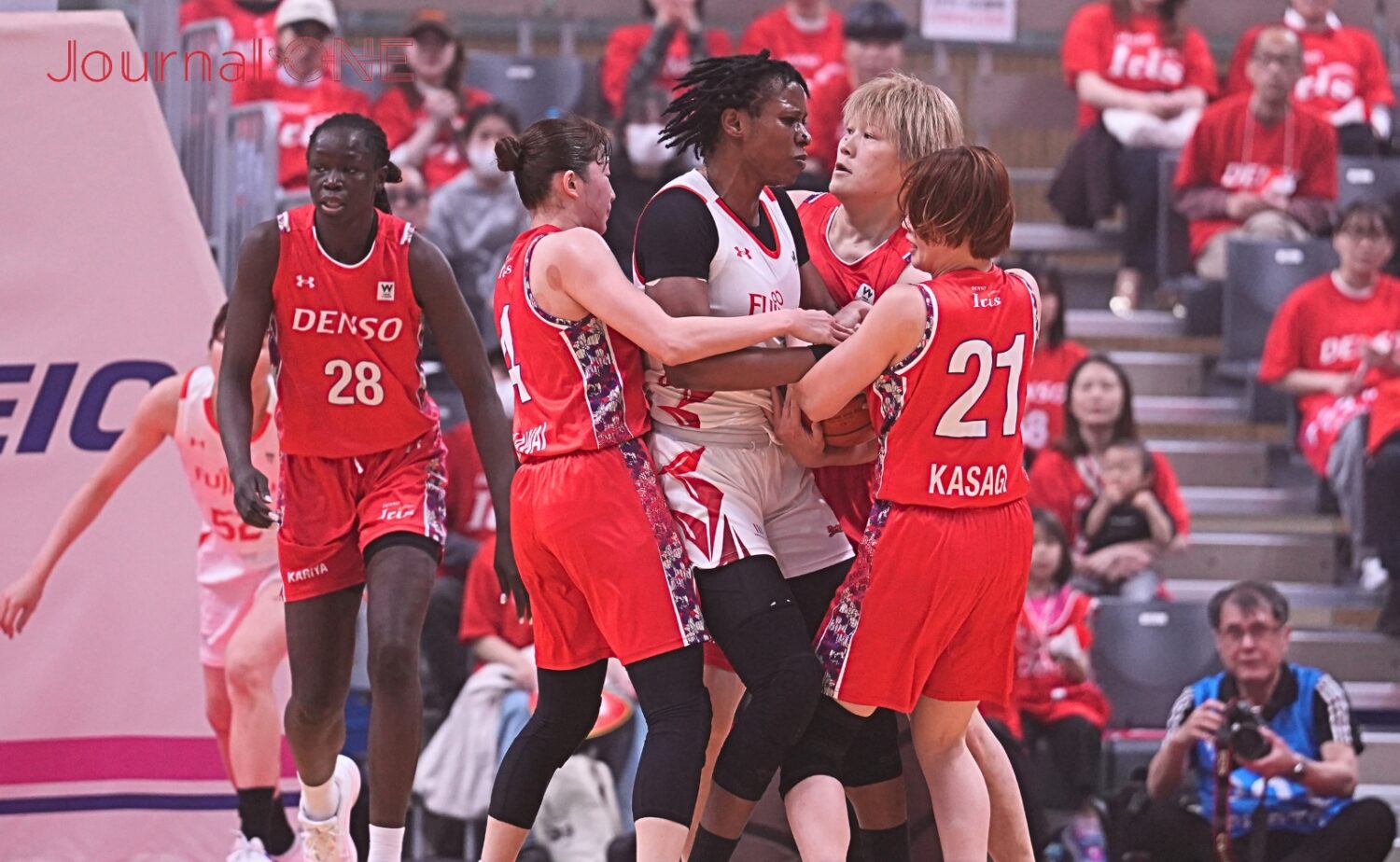 Wリーグ セミファイナル デンソーと富士通のゴール下での激しい攻防-Journal-ONE撮影